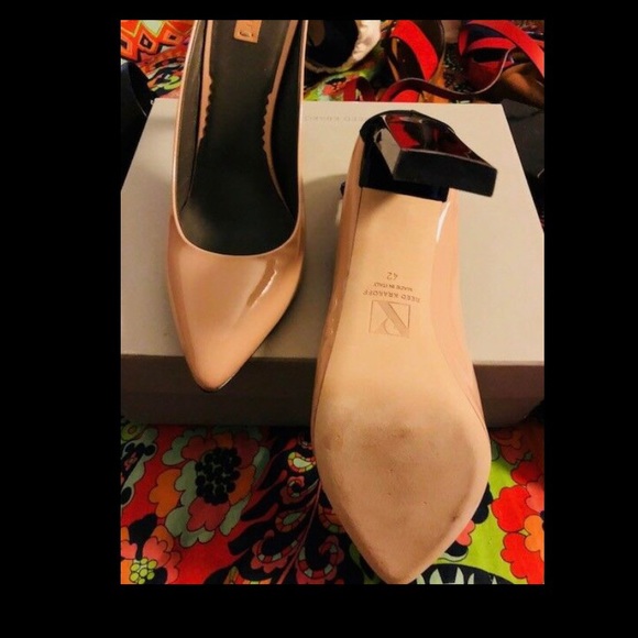 REED KRAKOFF TWO-TONED PATENT LEATHER PUMPS - Picture 4 of 6